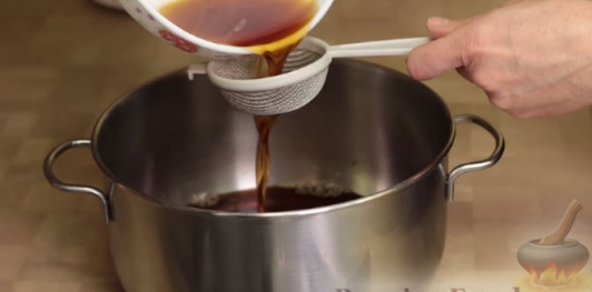 Фото приготовления рецепта: Грибной суп из сушеных белых грибов - шаг №3