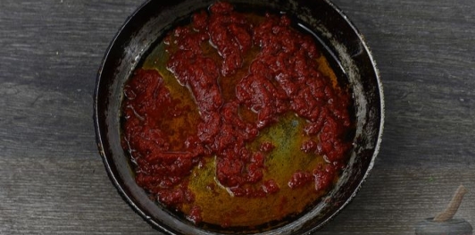 Фото приготовления рецепта: Пицца с копченой грудинкой, колбасой и грибами - шаг №12